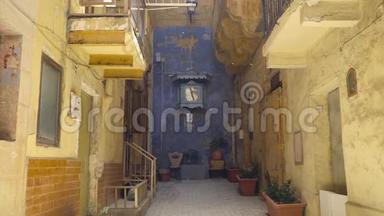 沿着马耳他瓦莱塔的中世纪<strong>街道行走</strong>。
